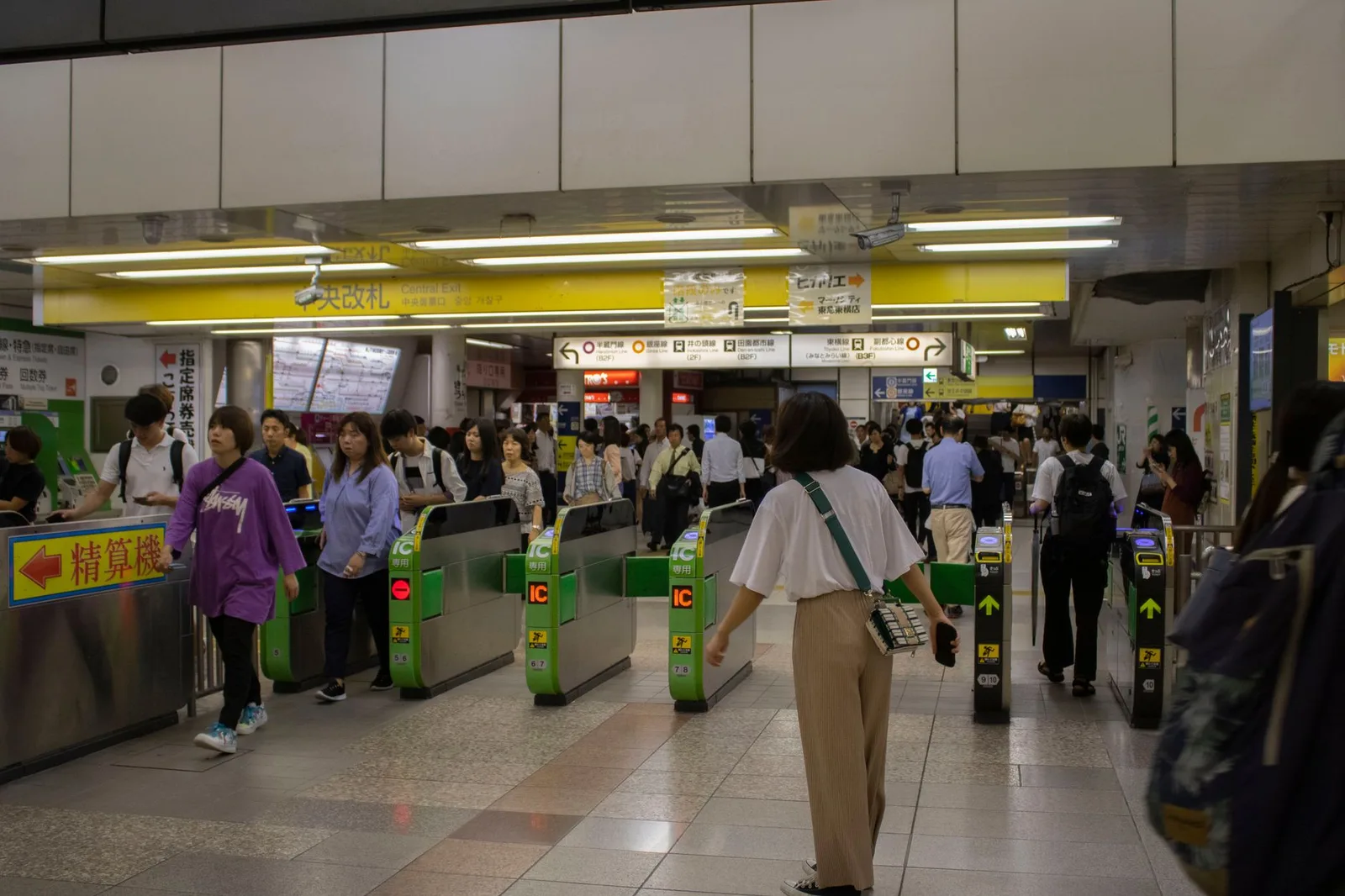 שערי כרטוס בתחנת רכבת ביפן, המעבר מהיר עם כרטיס IC בטלפון