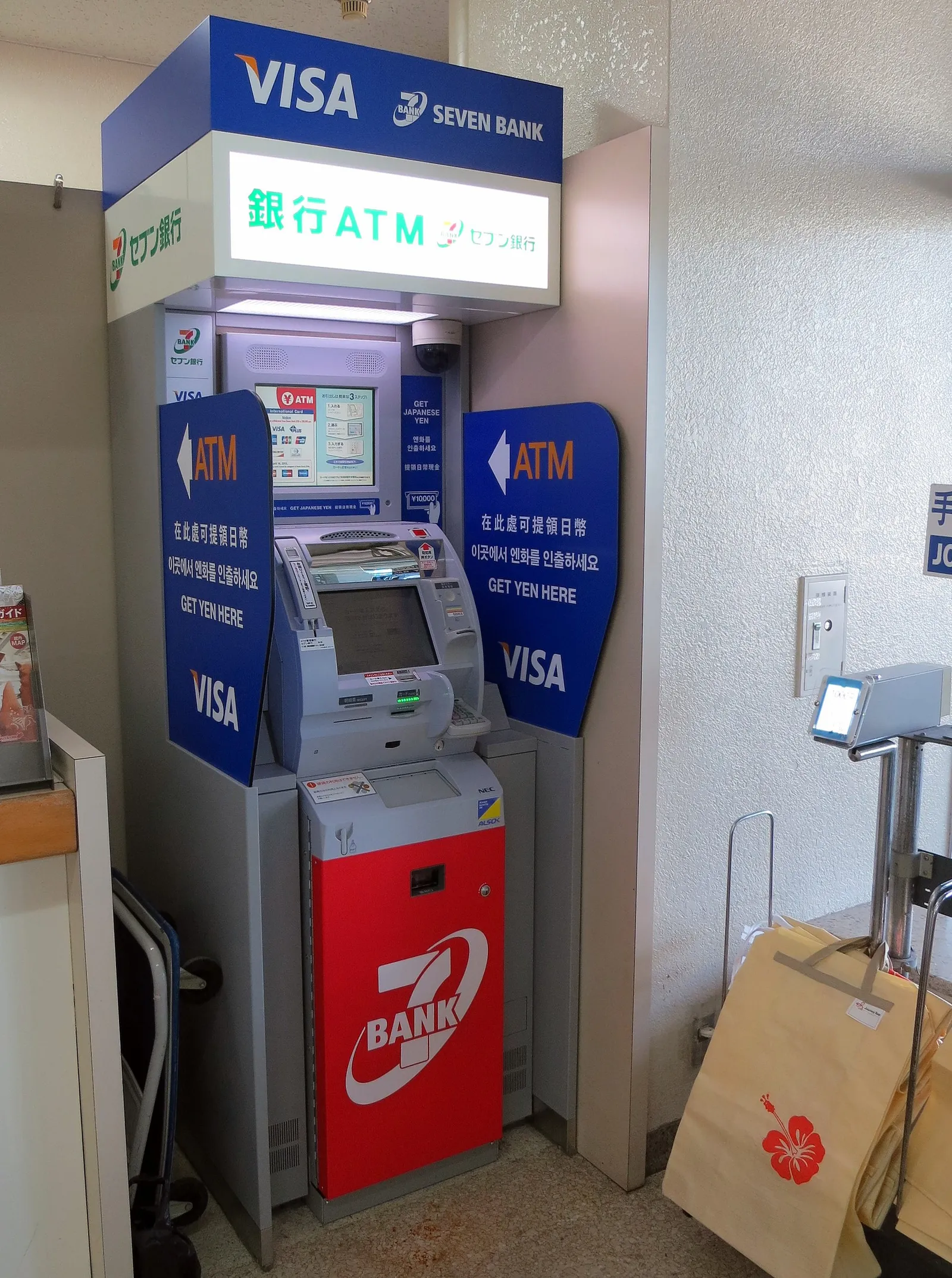 כספומט של רשת 7-Eleven בחנות נוחות מוארת בטוקיו שביפן