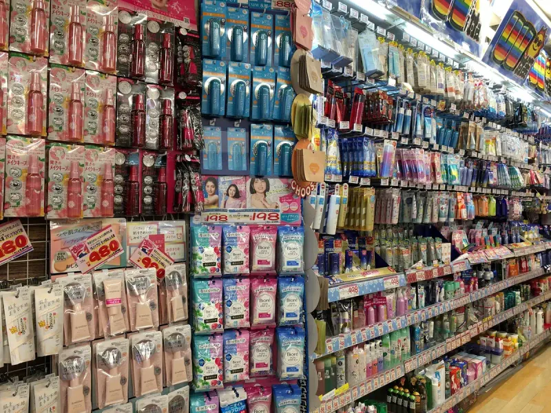 מדפים עמוסים מוצרי קוסמטיקה וטיפוח בתוך חנות הנחות