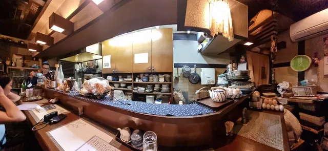 דלפק מעוקל עם מפה כחולה ומטבח ביתי פתוח מאחוריו