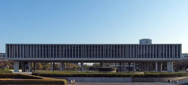 מבנה מוזיאון ארוך ונמוך המוגבה על עמודים